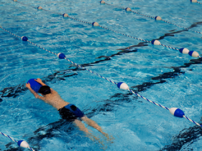 Datenschützer prüfen KI-Kameras in Schwimmbädern
