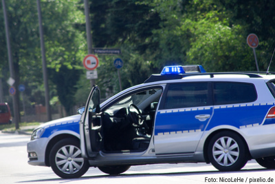 Verkehrskontrolle eskaliert: Flüchtender Wagen schleift Polizeibeamten mit